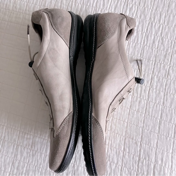 Paul Green neutral color leather/suede sneaker w/elastic tie - Picture 2 of 8